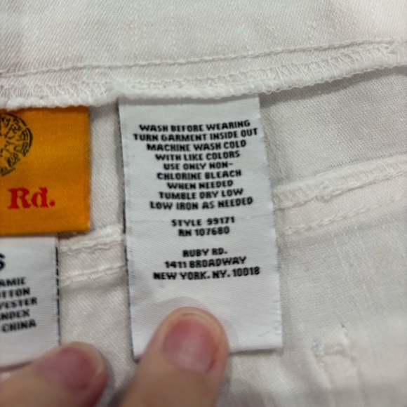 Ruby Rd. White size 16 pull on Capris - Picture 4 of 4